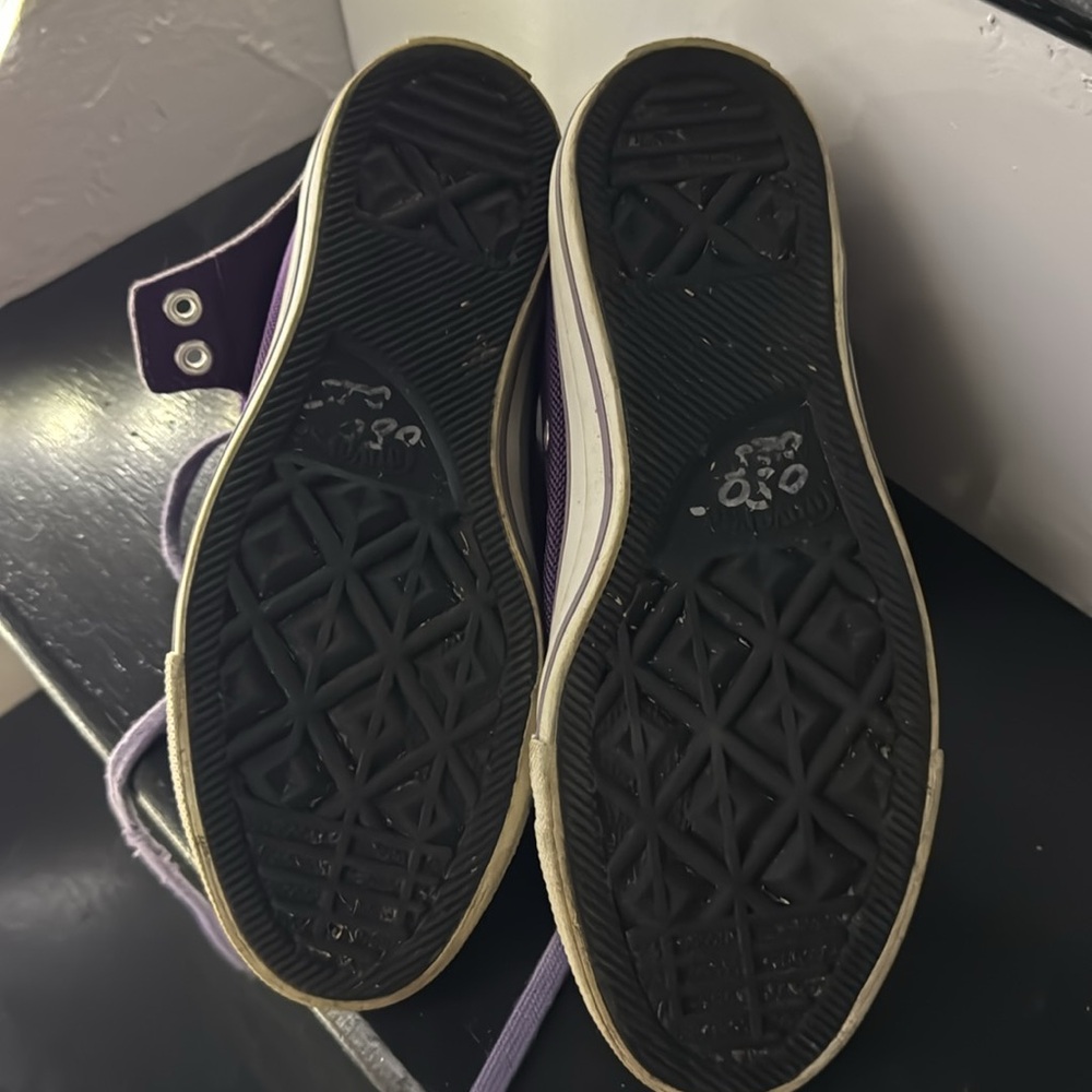 Women’s size 8 purple Converse high tops - Picture 6 of 11